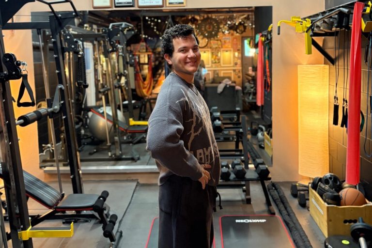 personaltraining für den muskelaufbau, gewichtsreduktion, haut straffen in tulln umgebung Fitnessraum mit verschiedenen Kraftgeräten und Hanteln in dunkler Atmosphäre.