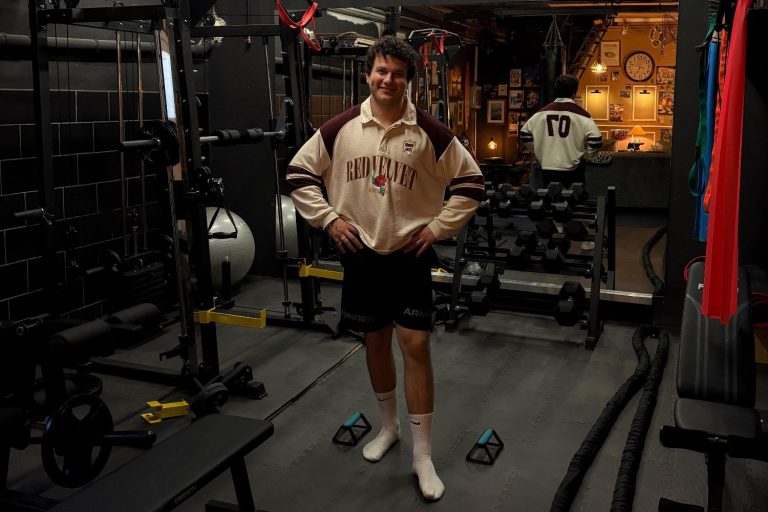 personaltraining für den muskelaufbau, gewichtsreduktion, haut straffen in tulln umgebung Fitnessraum mit verschiedenen Kraftgeräten und Hanteln in dunkler Atmosphäre.